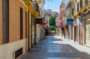 FUENGIROLA, İspanya - 10 Ekim 2021: Fuengirola, Endülüs 'ün merkezinde çeşitli mağazaları ve restoranları olan alışveriş caddesi, Güney İspanya