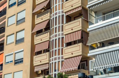 Fuengirola, Endülüs, Güney İspanya 'da sahile bakan binalar.