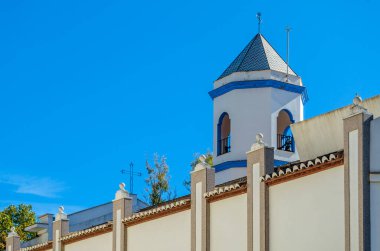 Güney İspanya, Endülüs 'teki Fuengirola kasabasındaki kilise.