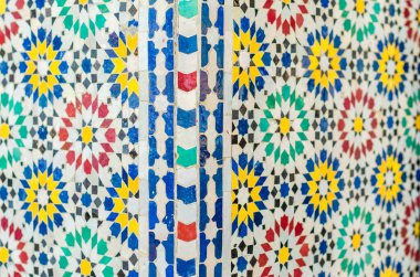 Mimari detay, renkli mozaik ve tekrarlanan geometrik desen