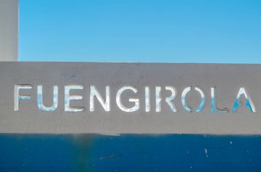 Güney İspanya, Endülüs 'te, Costa del Sol' da Fuengirola adlı bir plaketin görüntüsü.