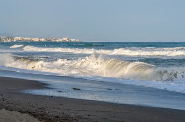 Fırtına sırasında dalgalı denizler, Fuengirola sahilinden, Costa del Sol, Endülüs, Güney İspanya