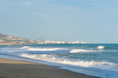 Fırtına sırasında dalgalı denizler, Fuengirola sahilinden, Costa del Sol, Endülüs, Güney İspanya