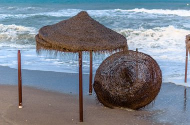 Fırtına sırasında dalgalı denizler, Fuengirola sahilinden, Costa del Sol, Endülüs, Güney İspanya