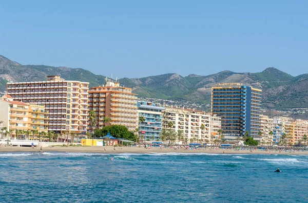 FUENGIROLA, İspanya - 13 Ekim 2021: Güney İspanya 'nın Endülüs kenti Costa del Sol' da yer alan Fuengirola plajının manzarası