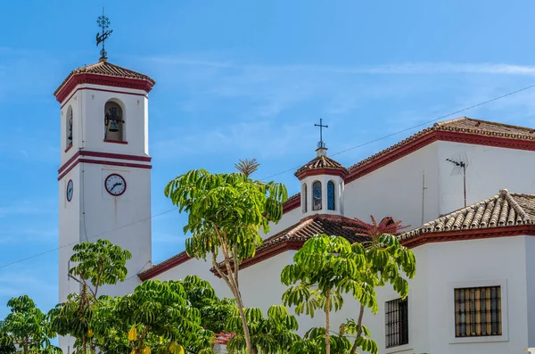 Güney İspanya, Endülüs 'teki Fuengirola kasabasındaki kilise.