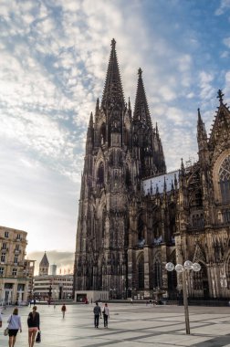 COLOGNE (KOLN), GERMANY - 19 AĞUSTOS 2013: Arka planda gotik katedrali olan eski Köln kasabasındaki Cityscape