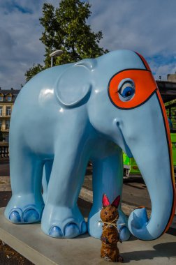 LUXEMBOURG ŞEHRİ, LUXEMBOURG - 28 AĞUSTOS 2013: Lüksemburg 'daki renkli fil heykeli, Fil geçit töreninin bir parçası, açık hava sanat sergisi. Bu hayvanların korunması için toplanan para Asya Fil Vakfı 'na gidiyor.