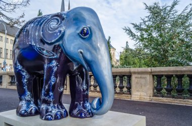 LUXEMBOURG ŞEHRİ, LUXEMBOURG - 28 AĞUSTOS 2013: Lüksemburg 'daki renkli fil heykeli, Fil geçit töreninin bir parçası, açık hava sanat sergisi. Bu hayvanların korunması için toplanan para Asya Fil Vakfı 'na gidiyor.