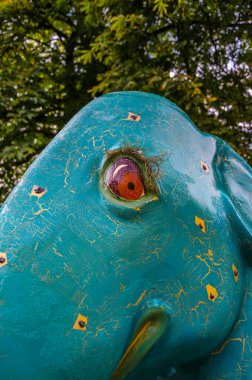 LUXEMBOURG ŞEHRİ, LUXEMBOURG - 28 AĞUSTOS 2013: Lüksemburg 'daki renkli fil heykeli, Fil geçit töreninin bir parçası, açık hava sanat sergisi. Bu hayvanların korunması için toplanan para Asya Fil Vakfı 'na gidiyor.