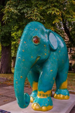 LUXEMBOURG ŞEHRİ, LUXEMBOURG - 28 AĞUSTOS 2013: Lüksemburg 'daki renkli fil heykeli, Fil geçit töreninin bir parçası, açık hava sanat sergisi. Bu hayvanların korunması için toplanan para Asya Fil Vakfı 'na gidiyor.