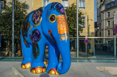 LUXEMBOURG ŞEHRİ, LUXEMBOURG - 28 AĞUSTOS 2013: Lüksemburg 'daki renkli fil heykeli, Fil geçit töreninin bir parçası, açık hava sanat sergisi. Bu hayvanların korunması için toplanan para Asya Fil Vakfı 'na gidiyor.