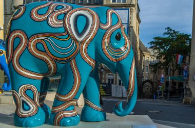 LUXEMBOURG ŞEHRİ, LUXEMBOURG - 28 AĞUSTOS 2013: Lüksemburg 'daki renkli fil heykeli, Fil geçit töreninin bir parçası, açık hava sanat sergisi. Bu hayvanların korunması için toplanan para Asya Fil Vakfı 'na gidiyor.