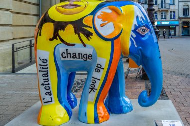 LUXEMBOURG ŞEHRİ, LUXEMBOURG - 28 AĞUSTOS 2013: Lüksemburg 'daki renkli fil heykeli, Fil geçit töreninin bir parçası, açık hava sanat sergisi. Bu hayvanların korunması için toplanan para Asya Fil Vakfı 'na gidiyor.