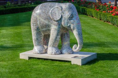 LUXEMBOURG ŞEHRİ, LUXEMBOURG - 28 AĞUSTOS 2013: Lüksemburg 'daki renkli fil heykeli, Fil geçit töreninin bir parçası, açık hava sanat sergisi. Bu hayvanların korunması için toplanan para Asya Fil Vakfı 'na gidiyor.