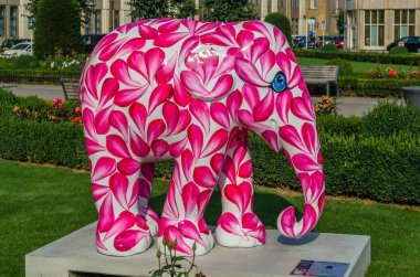 LUXEMBOURG ŞEHRİ, LUXEMBOURG - 28 AĞUSTOS 2013: Lüksemburg 'daki renkli fil heykeli, Fil geçit töreninin bir parçası, açık hava sanat sergisi. Bu hayvanların korunması için toplanan para Asya Fil Vakfı 'na gidiyor.