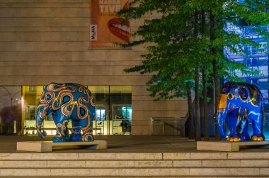 LUXEMBOURG ŞEHRİ, LUXEMBOURG - 28 AĞUSTOS 2013: Lüksemburg 'daki renkli fil heykeli, Fil geçit töreninin bir parçası, açık hava sanat sergisi. Bu hayvanların korunması için toplanan para Asya Fil Vakfı 'na gidiyor.