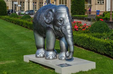LUXEMBOURG ŞEHRİ, LUXEMBOURG - 28 AĞUSTOS 2013: Lüksemburg 'daki renkli fil heykeli, Fil geçit töreninin bir parçası, açık hava sanat sergisi. Bu hayvanların korunması için toplanan para Asya Fil Vakfı 'na gidiyor.