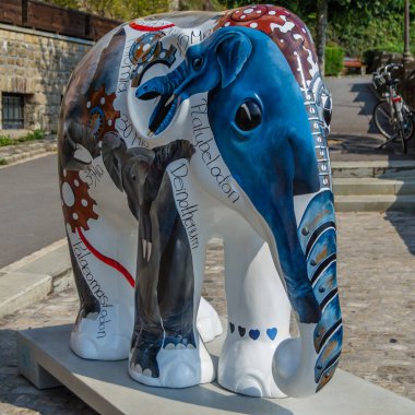 LUXEMBOURG ŞEHRİ, LUXEMBOURG - 28 AĞUSTOS 2013: Lüksemburg 'daki renkli fil heykeli, Fil geçit töreninin bir parçası, açık hava sanat sergisi. Bu hayvanların korunması için toplanan para Asya Fil Vakfı 'na gidiyor.