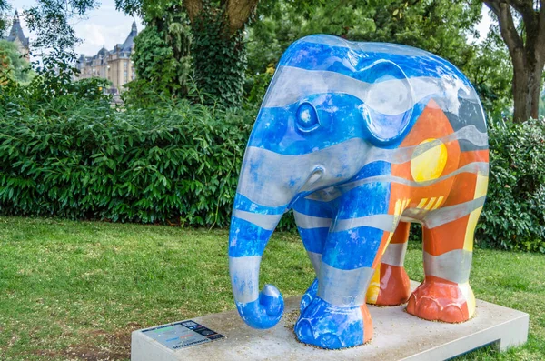 LUXEMBOURG ŞEHRİ, LUXEMBOURG - 28 AĞUSTOS 2013: Lüksemburg 'daki renkli fil heykeli, Fil geçit töreninin bir parçası, açık hava sanat sergisi. Bu hayvanların korunması için toplanan para Asya Fil Vakfı 'na gidiyor.