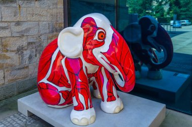 LUXEMBOURG ŞEHRİ, LUXEMBOURG - 28 AĞUSTOS 2013: Lüksemburg 'daki renkli fil heykeli, Fil geçit töreninin bir parçası, açık hava sanat sergisi. Bu hayvanların korunması için toplanan para Asya Fil Vakfı 'na gidiyor.