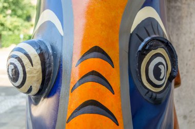 LUXEMBOURG ŞEHRİ, LUXEMBOURG - 28 AĞUSTOS 2013: Lüksemburg 'daki renkli fil heykeli, Fil geçit töreninin bir parçası, açık hava sanat sergisi. Bu hayvanların korunması için toplanan para Asya Fil Vakfı 'na gidiyor.