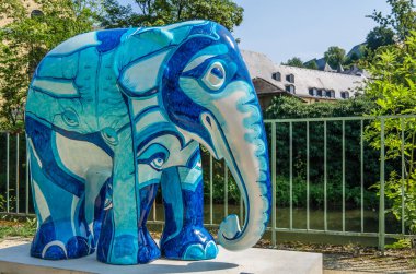 LUXEMBOURG ŞEHRİ, LUXEMBOURG - 28 AĞUSTOS 2013: Lüksemburg 'daki renkli fil heykeli, Fil geçit töreninin bir parçası, açık hava sanat sergisi. Bu hayvanların korunması için toplanan para Asya Fil Vakfı 'na gidiyor.
