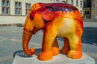 LUXEMBOURG ŞEHRİ, LUXEMBOURG - 28 AĞUSTOS 2013: Lüksemburg 'daki renkli fil heykeli, Fil geçit töreninin bir parçası, açık hava sanat sergisi. Bu hayvanların korunması için toplanan para Asya Fil Vakfı 'na gidiyor.