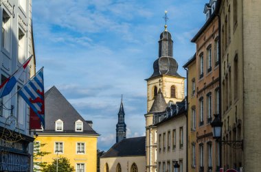 LUXEMBOURG ŞEHRİ, LUXEMBOURG - 27 AĞUSTOS 2013: Lüksemburg Büyük Dükalığı 'nın eski Lüksemburg şehrinde şehir manzarası, sokaklar