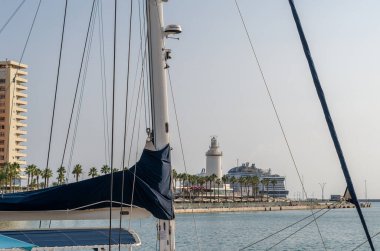 MALAGA, İspanya - 12 Ekim 2021: Malaga, Endülüs, İspanya 'nın liman ve deniz feneri manzarası