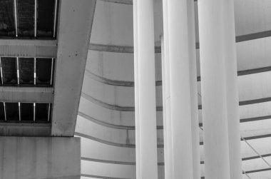 MALAGA, İspanya - 12 Ekim 2021: Modern mimari, Malaga, İspanya 'da deniz kenarındaki pergola' nın ayrıntıları, 2011 yılında hizmete girdi. Siyah ve beyaz resim