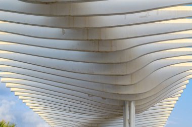 MALAGA, İspanya - 12 Ekim 2021: Modern mimari, Malaga, İspanya 'da deniz kenarındaki pergola' nın ayrıntıları, 2011 yılında açıldı.