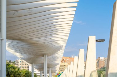 MALAGA, İspanya - 12 Ekim 2021: Modern mimari, Malaga, İspanya 'da deniz kenarındaki pergola' nın ayrıntıları, 2011 yılında açıldı.