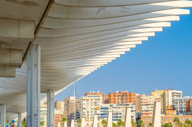 MALAGA, İspanya - 12 Ekim 2021: Modern mimari, Malaga, İspanya 'da deniz kenarındaki pergola' nın ayrıntıları, 2011 yılında açıldı.