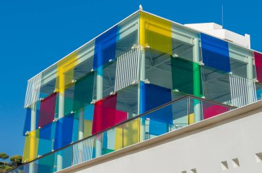 MALAGA, İspanya - 12 Ekim 2021: Fransa Ulusal Sanat ve Kültür Merkezi 'nin bir parçası olan Pompidou Malaga Merkezi, Malaga, İspanya' da El Cubo (Küp) adı verilen alanda 2015 yılında açıldı.
