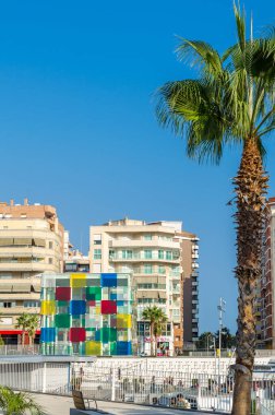 MALAGA, İspanya - 12 Ekim 2021: Fransa Ulusal Sanat ve Kültür Merkezi 'nin bir parçası olan Pompidou Malaga Merkezi, Malaga, İspanya' da El Cubo (Küp) adı verilen alanda 2015 yılında açıldı.