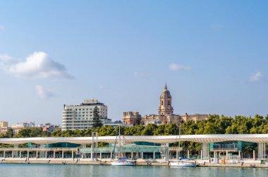 MALAGA, İspanya - 12 Ekim 2021: Limandan Malaga şehri, Endülüs, İspanya