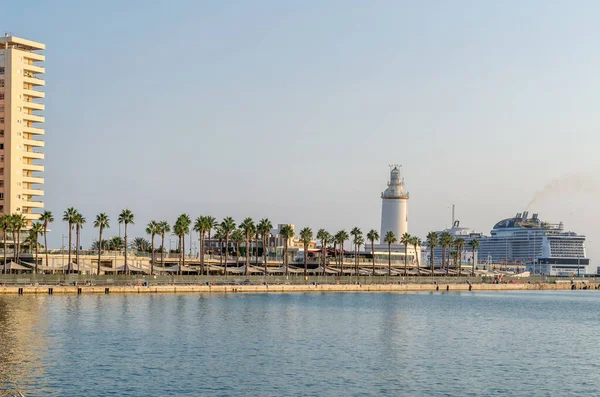MALAGA, İspanya - 12 Ekim 2021: Malaga, Endülüs, İspanya 'nın liman ve deniz feneri manzarası