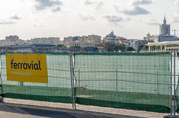 MALAGA, SPAIN - 12 Ekim 2021: Malaga limanındaki inşaat bölgesi, Ferrovial 'in logosu ile birlikte, İspanyol çokuluslu bir şirket tasarım, inşaat, finansman, işletim ve ulaşım altyapısı ve kentsel bakımda yer aldı.