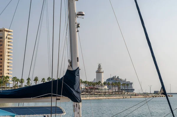 MALAGA, İspanya - 12 Ekim 2021: Malaga, Endülüs, İspanya 'nın liman ve deniz feneri manzarası