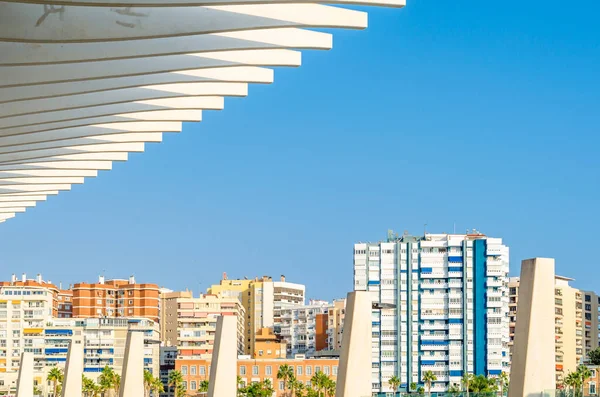 MALAGA, İspanya - 12 Ekim 2021: Modern mimari, Malaga, İspanya 'da deniz kenarındaki pergola' nın ayrıntıları, 2011 yılında açıldı.