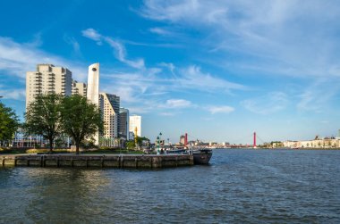 ROTTERDAM, NETHERLANDS - 26 Ağustos 2013: Şehir manzarası, Meuse nehrine yakın duran gökdelenlerin manzarası, Rotterdam, Hollanda 'daki Kop van Zuid mahallesinde