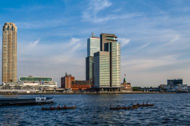 ROTTERDAM, NETHERLANDS - 26 Ağustos 2013: Şehir manzarası, Meuse nehrine yakın duran gökdelenlerin manzarası, Rotterdam, Hollanda 'daki Kop van Zuid mahallesinde