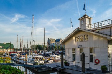 ROTTERDAM, NETHERLANDS - 26 AĞUSTOS 2013: Hollanda, Rotterdam 'daki birçok limandan biri olan Veerhaven' ın görüntüsü