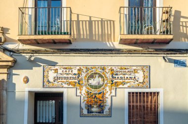 TALAVERA DE LA REINA, İspanya - 19 Aralık 2021: Talavera de la Reina kasabasındaki bir churros ve çikolata dükkanının cephesi, İspanya 'nın orta kesimindeki Castilla La Mancha