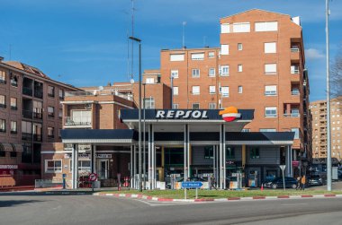 Talavera de la Reina, Talavera de la Reina 'daki Repsol benzin istasyonu, Castilla La Mancha, İspanya. Repsol, merkezi Madrid 'de 1987 yılında kurulan çok uluslu bir İspanyol enerji ve petrokimya şirketidir.