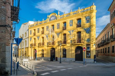 TALAVERA DE LA REINA, SPAIN - 19 Aralık 2021: Talavera de la Reina 'daki Victoria Tiyatrosu cephesi, Castilla La Mancha, İspanya, 1912 yılında modernist stil ve seramik fayans cephesinde inşa edildi.