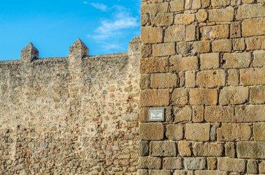 İspanya 'nın orta kesimindeki Castilla La Mancha, Talavera de la Reina kasabasındaki eski İslami kalenin ve savunma kompleksinin manzarası