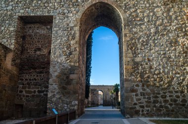 İspanya 'nın orta kesimindeki Castilla La Mancha, Talavera de la Reina kasabasındaki eski İslami kalenin ve savunma kompleksinin manzarası