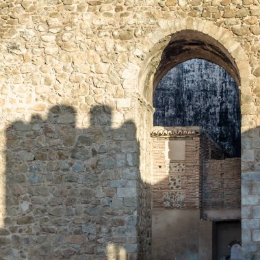 İspanya 'nın orta kesimindeki Castilla La Mancha, Talavera de la Reina kasabasındaki eski İslami kalenin ve savunma kompleksinin manzarası